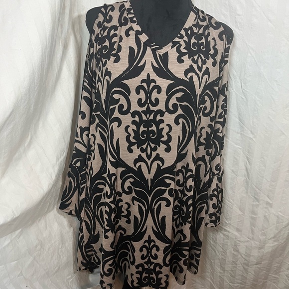 Elegant Black and Cream Patterned Blouse - Picture 1 of 5